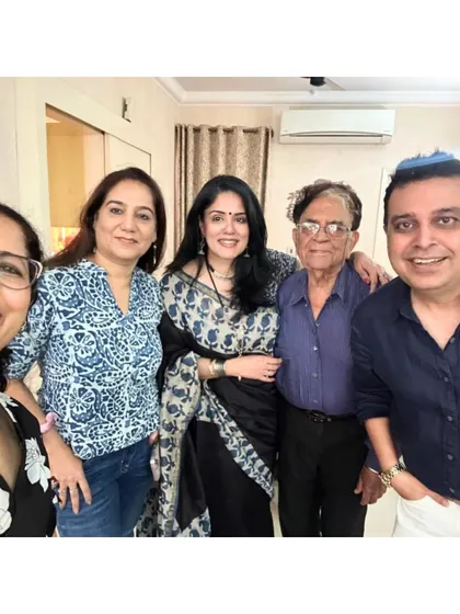 A happy group selfie with family. My saree was comfortable enough to enjoy an afternoon of food, conversation, and laughter.