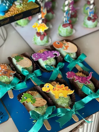 More of our dino cakesicles, showing the green chocolate coating and fun edible decorations that bring the theme to life.