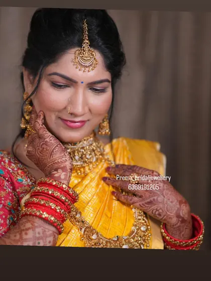 A close-up of the bride's jewellery, showing the craftsmanship of the choker and the matching bangles.
