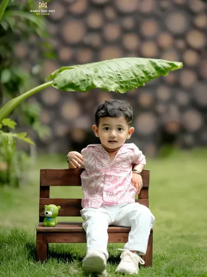 Finding some shade under a big leaf. We love using natural elements in our garden to create unique and creative compositions for your child's photoshoot.