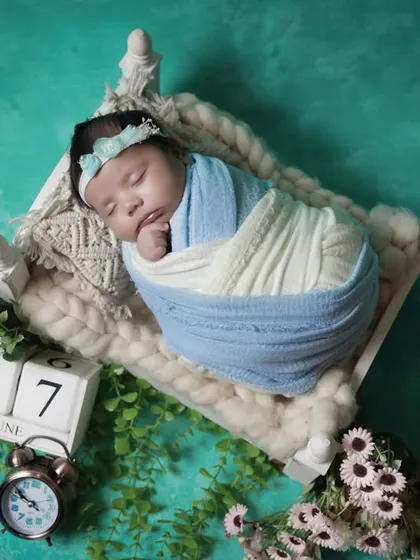 This composition includes a calendar and clock to mark the exact time and date of the baby's arrival, creating a truly personalized keepsake.