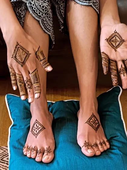 Mehendi can be modern and minimal too. This simple yet elegant geometric design for the hands and feet is perfect for clients who want a sophisticated and contemporary look.