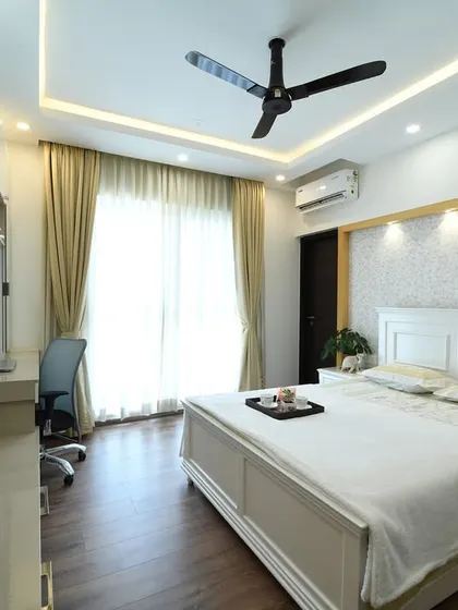 The integrated multipurpose unit in this bedroom provides a compact and efficient solution for work and storage, without compromising on style.