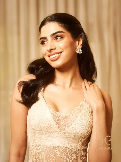 Like delicate petals, Khushi Kapoor captures the beauty of nature with our floral diamond earrings.