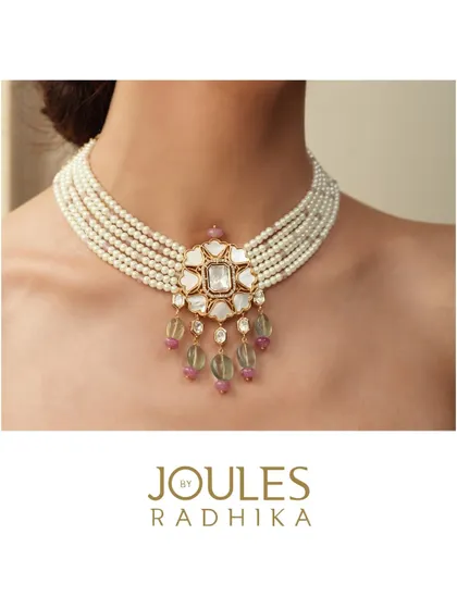 A clean product shot of the classic pearl choker with a central polki pendant.