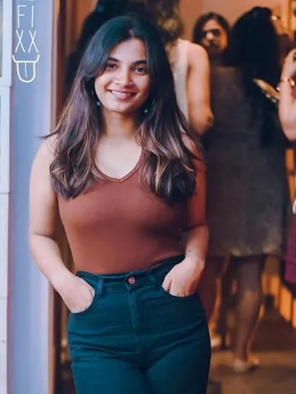A smiling face in the crowd, embodying the relaxed and happy atmosphere of the night.