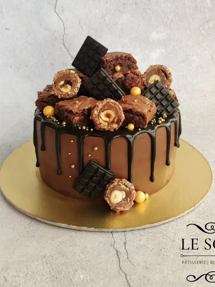 A chocolate overload cake that's perfect for parties. This 1 kg Chocolate Truffle cake is finished with ganache, a dark chocolate drip, and loaded with brownies and Ferrero Rocher.