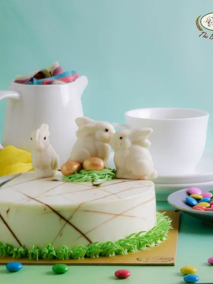 This Oreo Vanilla cake for Easter is an absolute delight. It's decorated with adorable white chocolate bunnies, making it a whimsical and delicious centerpiece for your Easter feast.