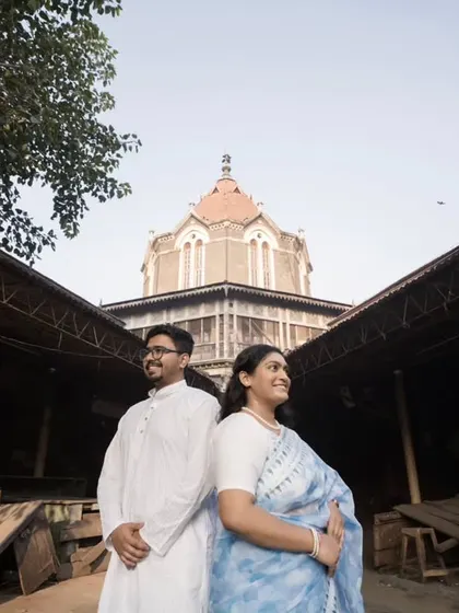 Using the architecture of Pune's historic Mandai as a backdrop for a unique pre-wedding portrait.