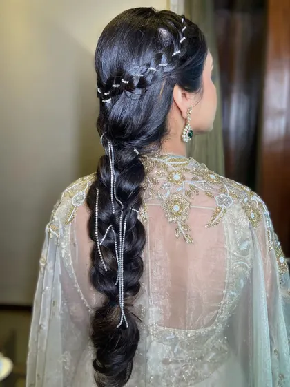 A final look at this elegant and modern take on a traditional braid.