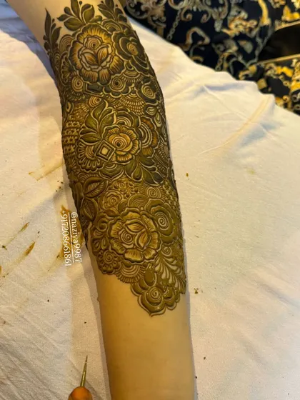 As the bridal design extends up the arm, you can see the level of detail and the different textures I use to create a rich pattern.