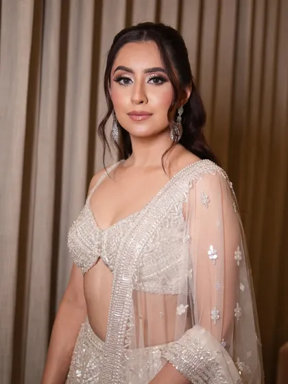 Angelic glow, captivating eyes, and a hint of shine. Sehej's Roka look is pure magic, designed to make her feel like she's in a fairytale.