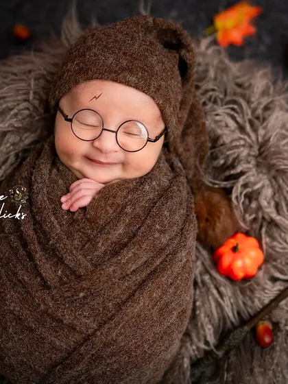 Welcome to the world of magic! Our themed newborn shoots bring your favorite stories to life. This little wizard, with his tiny glasses and sleepy smile, is ready for his first adventure at Hogwarts.