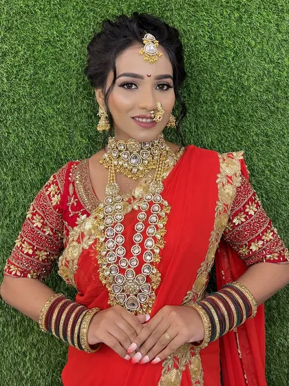See how beautifully our American Diamond jewellery sparkles. This bride chose a gorgeous set featuring a statement choker and a matching layered necklace, perfect for her reception. All our AD sets are high-quality and designed to be lightweight for your comfort.