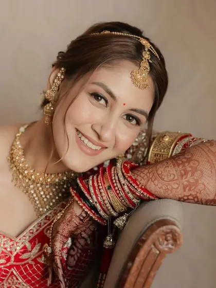 This bride wanted a full face of makeup that was balanced, minimal, and weightless. We achieved this with a soft glam look that felt intentional without being overdone.