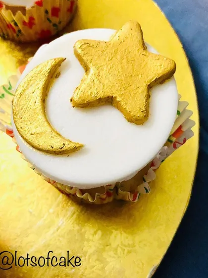 A classic crescent moon and star design, dusted in gold, for my Bakrid themed cupcakes.