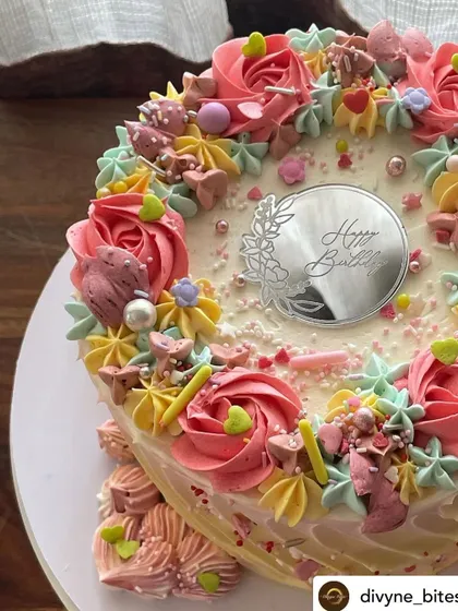 This beautiful cake is adorned with our silver mirror wreath charm. It's an elegant and simple way to add a "Happy Birthday" message without overpowering the cake's design.