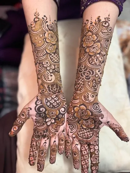 A beautiful example of an Indo-Arabic design. This style combines the boldness of Arabic patterns with the delicate, fine lines of traditional Indian mehendi, creating a look that is both modern and timeless.