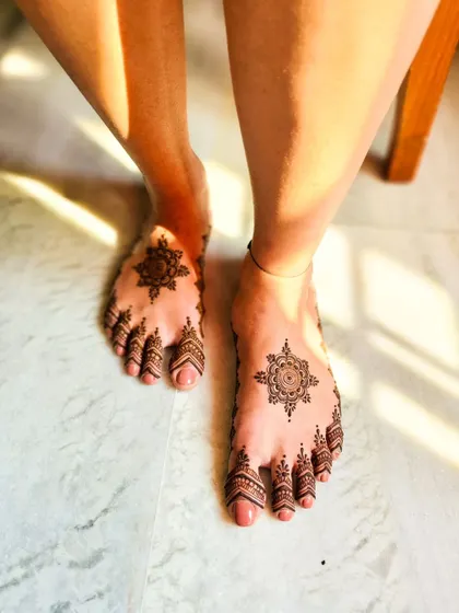A simple and elegant mandala design for the feet, perfect for a sunny day.