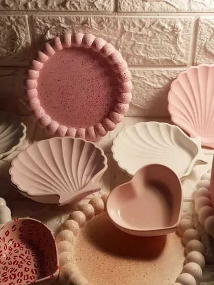 A collection of our pink and white bestsellers, including the mini heart dish. We love how these soft colors create a gentle and romantic aesthetic.
