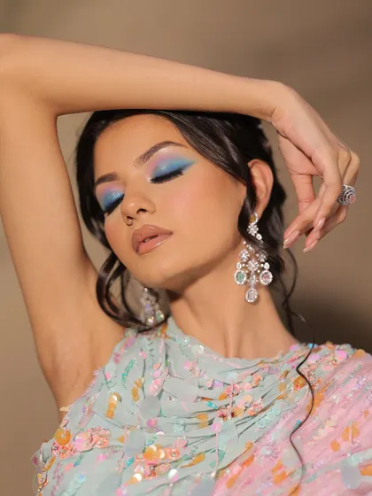 The closed-eye shot shows the beautiful blend of pastel colours on the lid.