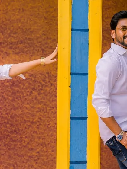 A fun, creative shot with a diptych-style composition. The couple's playful poses against a colorful wall make for a very modern and dynamic pre-wedding photo.