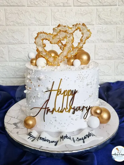 This anniversary cake is one of my most requested designs. The edible crystal hearts, combined with a clean white finish and gold accents, create a look that is both modern and romantic.