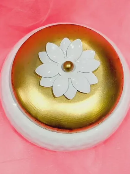 A clear, centered shot of the beautiful lotus-topped lid, perfect for appreciating its simple and elegant design.