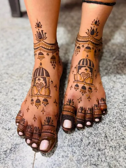 A unique and charming design for the feet, featuring a doli with swans. The pattern is lighter and more spaced out, perfect for a bride who wants an elegant, less dense look.