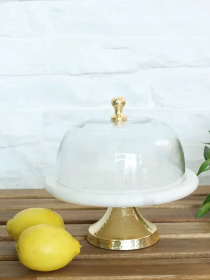 Our classic cake stand featuring a white marble top and a polished gold base, complete with a glass cloche. It’s a timeless piece for showcasing your baking creations in style.