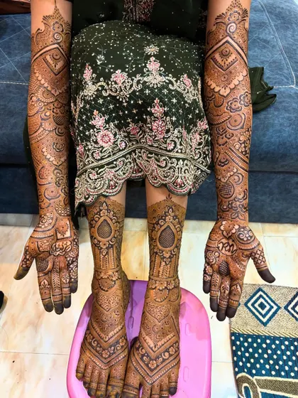 For the bride who wants it all, I offer full bridal packages covering hands and feet. Here you can see how I create a cohesive story, with patterns on the legs beautifully complementing the detailed work on the arms.