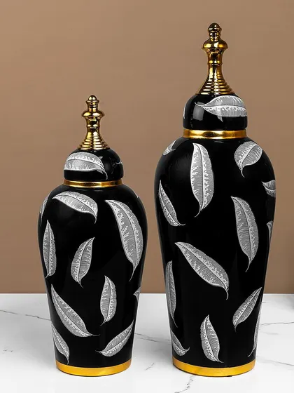 For a more natural motif, these black ceramic vases are decorated with a pattern of silver leaves. The contrast is striking, making them a modern and elegant addition to your decor.