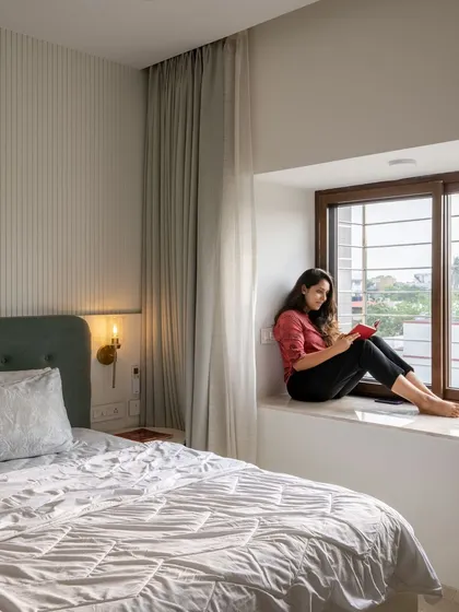 The bedroom design is optimized for comfort and tranquility, with a simple color scheme and soft lighting from the antique-style wall lamps.
