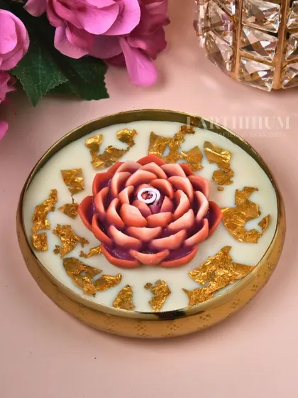 I love adding a touch of luxury, like these gold flakes scattered around a blooming flower in this Urli candle. It’s a simple detail that makes the piece feel extra special.