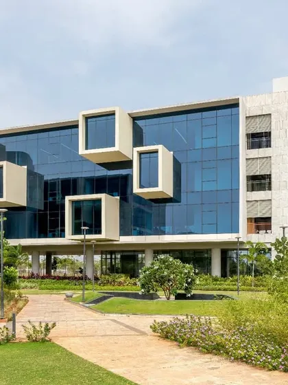 The Pinnacle Campus features unique "think-pods" that project from the facade, offering employees private workspaces with expansive views of the surrounding hills. This design element is a direct response to the need for both focus and connection to nature.