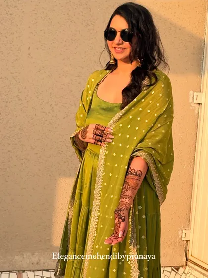 A stylish shot of the bride with her minimalist mehendi, showing that even simpler designs can make a big impact.
