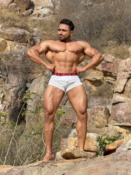 A powerful lat spread pose.