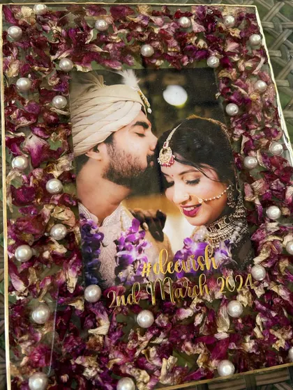 The complete floral photo frame, a beautiful way to preserve wedding flowers. This piece turns a simple photo into a work of art, full of memories from the special day.