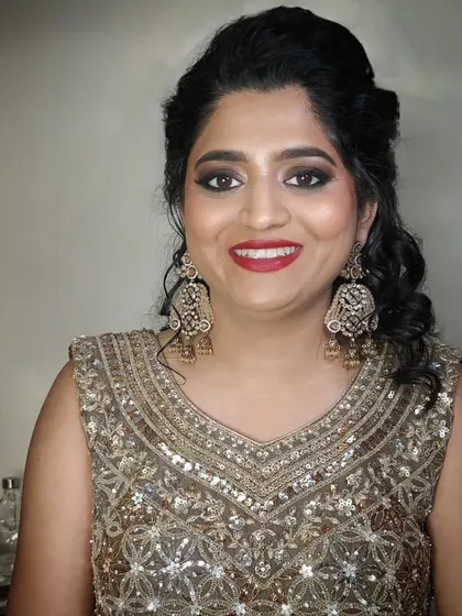 A candid getting-ready shot. Even before the final touches, her smokey eyes and red lips already look fantastic.