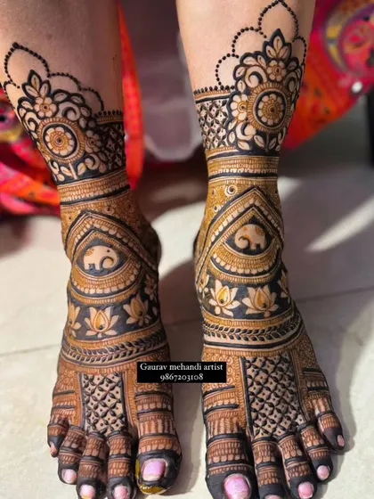 This design features delicate elephant and lotus motifs, with beautiful floral bands around the ankles. It’s a graceful and traditional choice.