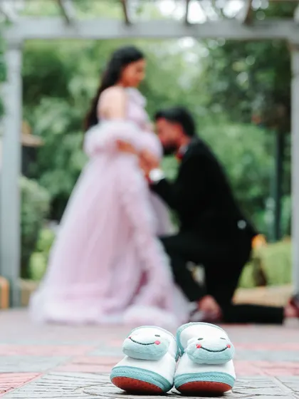 A creative and heartwarming shot focusing on the baby shoes with the expecting parents in the background. It’s these little details that make a maternity shoot so special.