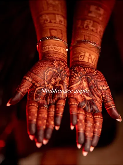 This is the beautiful, dark henna stain you can expect from my all-natural paste. This rich, deep color is the result of pure henna and proper aftercare, ensuring your design looks stunning on your wedding day.