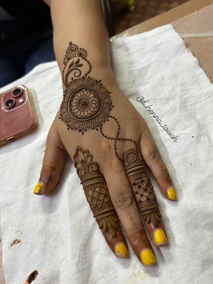 A simple mandala design with detailed finger work. This is a classic and timeless choice for any occasion.