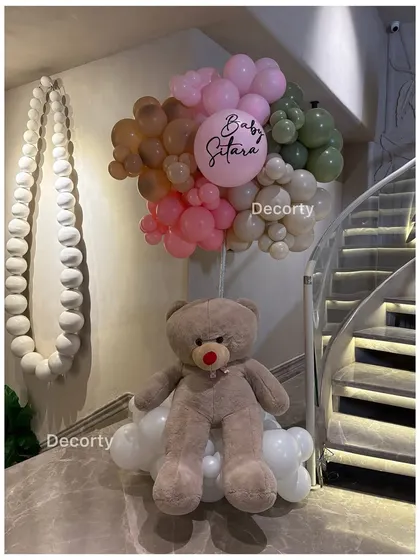 A beautiful teddy bear and balloon centerpiece, perfect for a whimsical and sweet birthday theme.