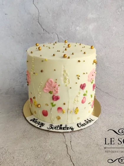 This cake is all about delicate buttercream flowers. Made with my Fresh Mango flavor, this 1 kg cake features a field of hand-piped pink and white flowers with gold accents.