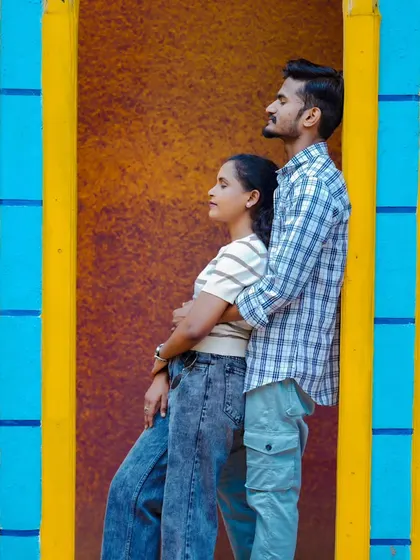 A stylish pose against a colorful, striped wall. The composition and colors make this a very eye-catching pre-wedding photo.