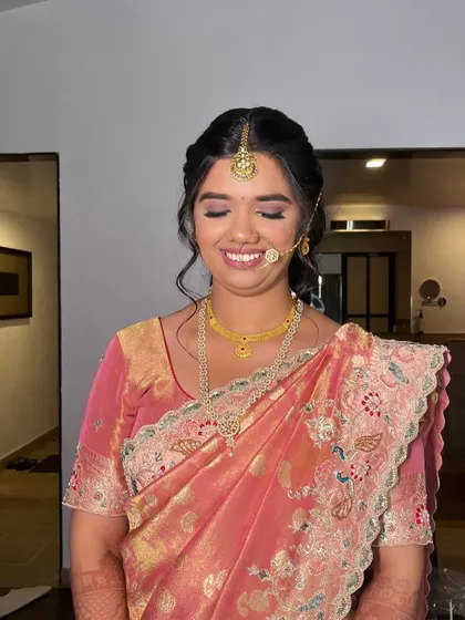 A divine look for a Mehendi ceremony. For this radiant bride, it was all about a natural base paired with matte eyes and a traditional hairstyle for a subtle and elegant finish.