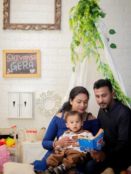 Story time in our cozy tent setup. This theme is perfect for first birthdays and toddler sessions, creating a warm and playful atmosphere for candid family moments.