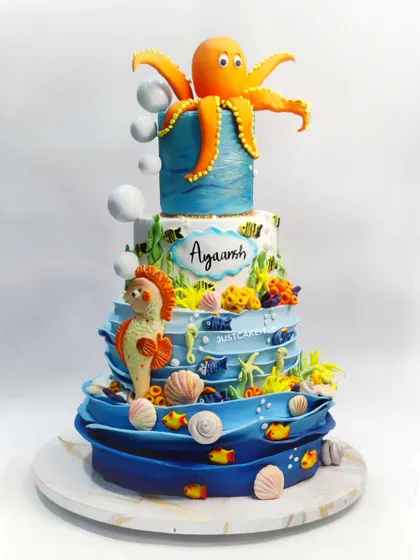 I created this grand underwater-themed cake for a truly memorable celebration. Every element, from the towering octopus and seahorse to the tiniest shells and fish, was hand-molded, making it a fully edible aquatic wonderland.