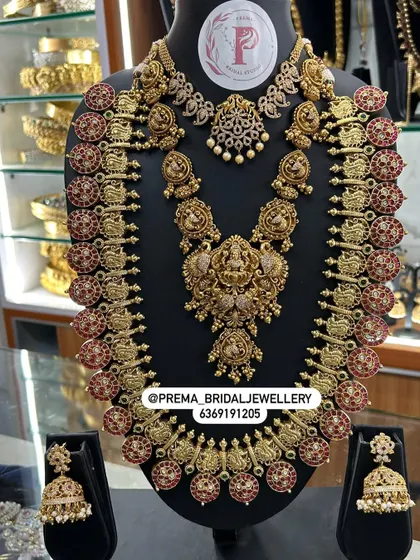 A stunning combination of a Guttapusalu haaram and a temple choker with red stones.